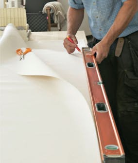 Segelduk: Markera på varje veck var du vill sätta de tre mässingsöljetterna. Segelduk: Markera på varje veck var du vill sätta de tre mässingsöljetterna.